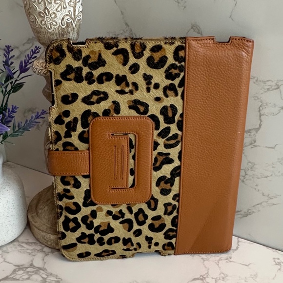 Bodhi - Leather Portfolio Case for Apple® iPad® 2 - Cheetah - Picture 5 of 9